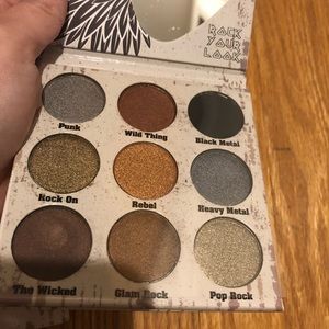 Crown brushes glam metal palette